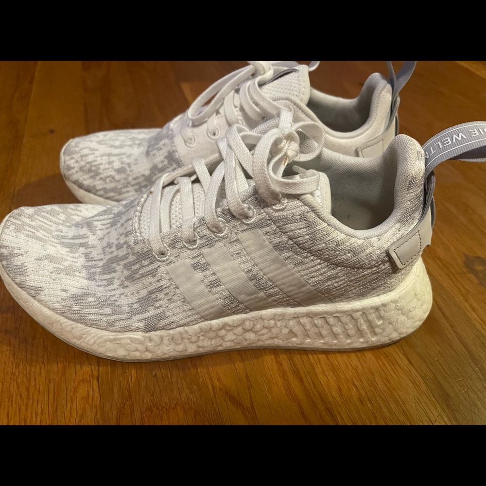 Adidas NMD R2 sz 7 W